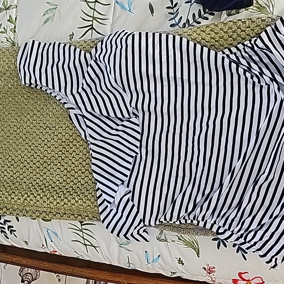 Striped one ruffled shoulder tankini - Picture 2 of 6